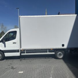 Zijaanzicht van de bakwagen 20 m3 met gesloten laadbak